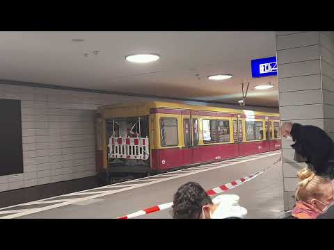 S-Bahn Berlin: Der entgleiste S2 Zug in Friedrichstraße am 17.12.2021 BR 481/482
