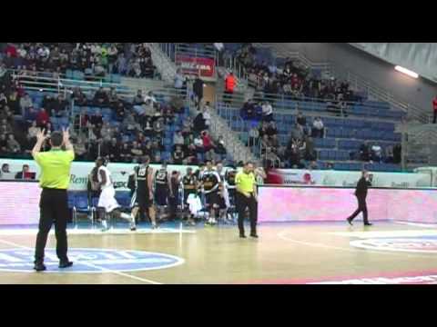 Intermarche Basket Cup. Anwil - Trefl 72:79. Filip Dylewicz rzuca z połowy boiska