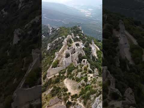 Comment ont-ils construit ce château au sommet d'une montagne il y a 800 ans