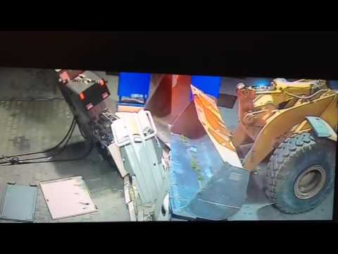 L'assalto al self con la ruspa ripreso dalle telecamere