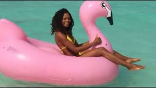 Bikini-clad Naomie Harris shows off her impressive abs '‍