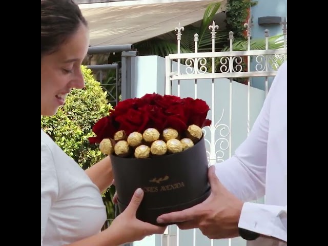 Vídeo relacionado con Familycom Cesta regalo Dia de la madre, Chocolates y bombones Nestle Caja Roja para regalar, Rosa roja, Regalos originales para parejas, Cava y Velas corazon