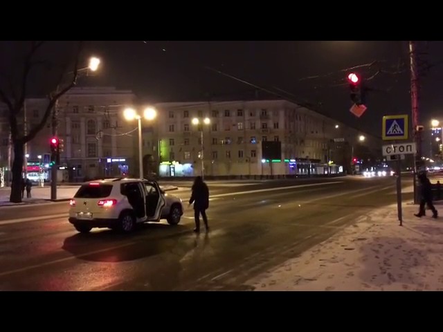 Пока горел «красный», девушка вышла из машины и... (Видео)