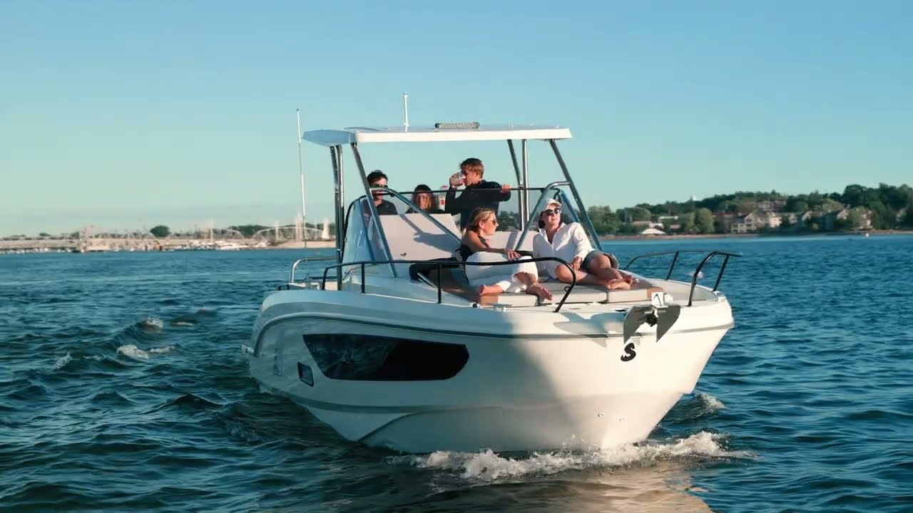 Beneteau Flyer 9 SUNdeck Walkthrough: Optimized for Family