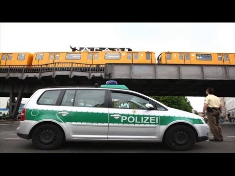 Graffiti trainbombers run vs police