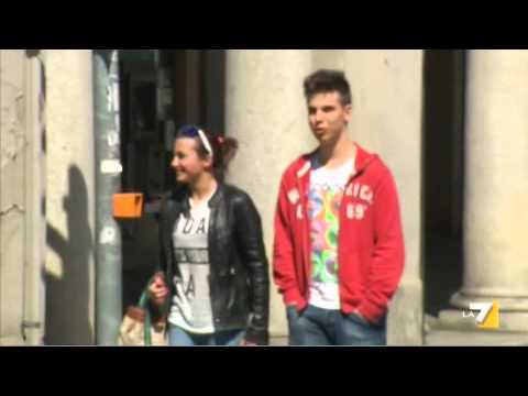 "Vittima dei bulli ": così le amiche ricordano Carolina, 14 anni, suicida a Novara