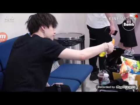 Suga eating snacks ft. Attack on titian 2