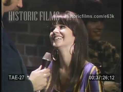 Linda Ronstadt Interview Live from the Bitter End With The Stone Poneys 1968. Talks about The Doors