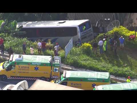 Ônibus cai em ribanceira após colidir com caminhão e deixa mais de 20 feridos na Grande São Paulo
