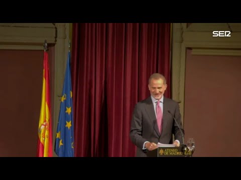 El rey bromea con tocar el cajón en el Ateneo de Madrid