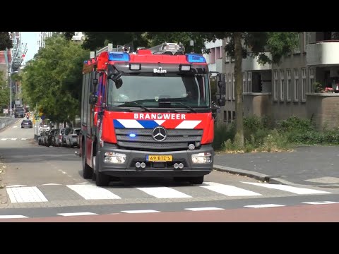 Brandweer Baan 17-0631 met spoed naar een woningbrand in Rotterdam-zuid