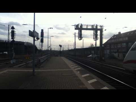 Abfahrt eines ICE 1 und durchfahrt eines ICE 2 in Lüneburg