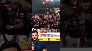 Jogadores do Flamengo erguem a taça de campeões do Brasileirão!