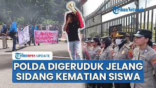 Mapolda Maluku Digeruduk Massa Jelang Sidang Kode Etik Kasus Kematian Siswa MTS oleh Oknum Brimob