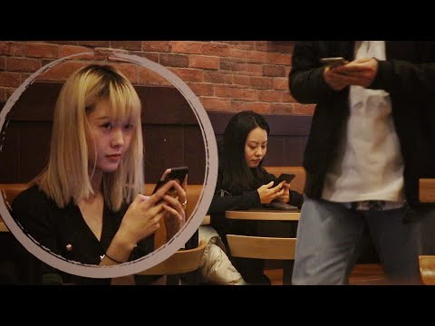 發現女孩的未婚夫出軌，陌生人們會告訴她真相嗎？