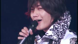 アスファルトを蹴り飛ばす赤西仁、たまに他【Real Face】