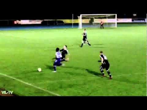 Enock Maguru (VfL Germania Leer) lässt im Spiel gegen Flachsmeer seine Gegner alt aussehen