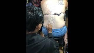 menggambar di punggungnya,geli