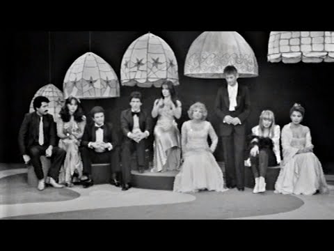 Ünlüler Korosu - Akasyalar Açarken (1981) | TRT Arşiv