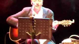 Principio de El aire sabe a veneno - Revólver