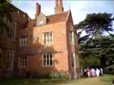 MAPLEDURHAM BUILDING NEXT TO THE WATERMILL