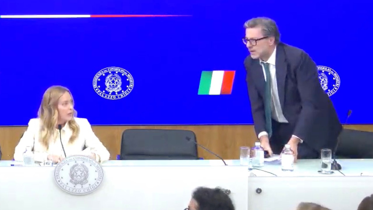SIPARIETTO IN CONFERENZA STAMPA: GIORGETTI VUOLE ANDARE VIA, MELONI: «DAI GIANCA, PAZIENZA 5 MINUTI»