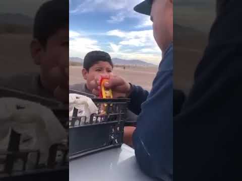 Niño se enoja porque no le compra