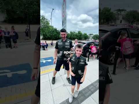 Ele convocou o moto-clube pra ajudar ele na escola... 😳