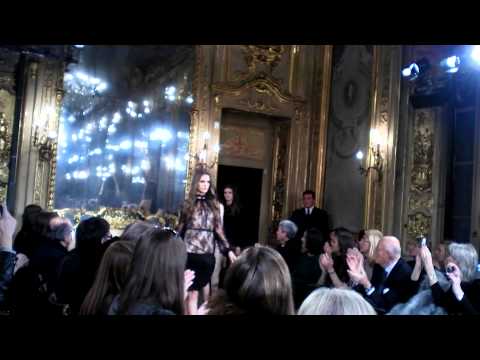 Belen Rodriguez sfila per Les Copains F/W 2011- 2012 alla Milan Fashion Week