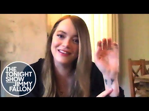 艾瑪-斯通首次參加金球獎就坐在布拉德-皮特和安吉麗娜-朱莉身邊。 (Emma Stone Sat Next to Brad Pitt and Angelina Jolie at Her First Golden Globes)