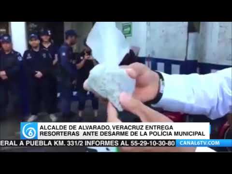 Alcalde de Alvarado, Veracruz, entrega resorteras ante desarme de la policía municipal
