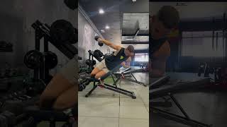 ELEVACIONES LATERALES CON MANCUERNAS APOYADO LATERALMENTE EN BANCO INCLINADO