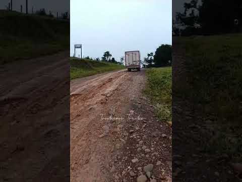 Chevrolet NHR por la vía a Calamar Guaviare #trucks #colombia #nhr #guaviare #trocherostrucks