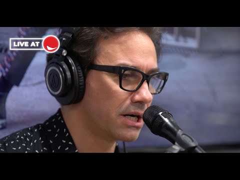 Rádio Comercial | David Fonseca canta "Chasing the Light"  ao vivo nas Manhãs da Comercial