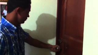 preview picture of video 'Como abrir una puerta cerrada con seguro y sin llave'