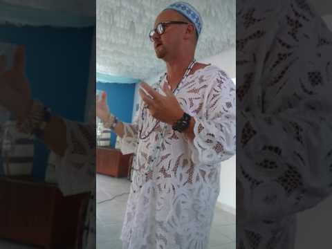 Babalorixa Evandro explica o Hino da Beija flor de 1978