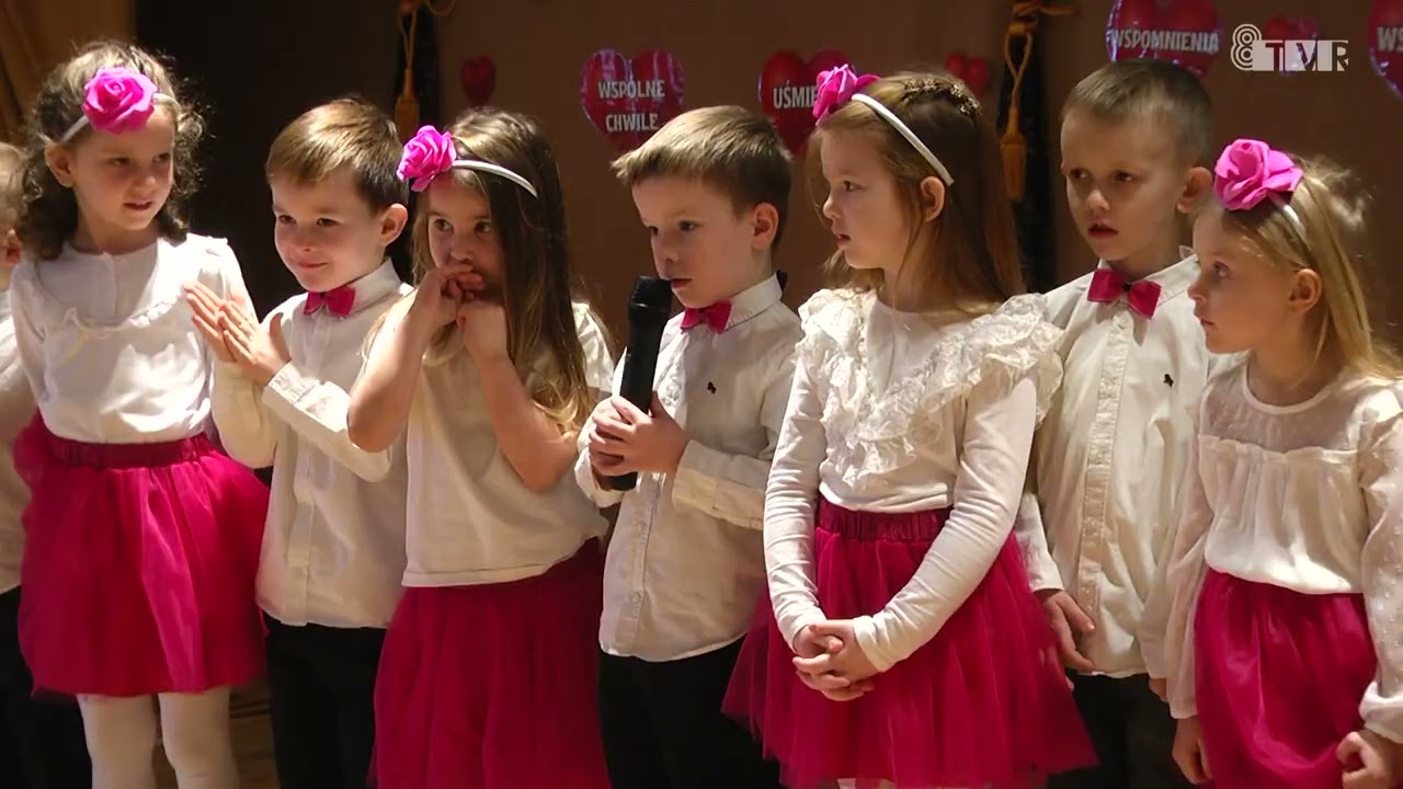 Przedstawienie z okazji Dnia Babci i Dziadka w Burzeninie