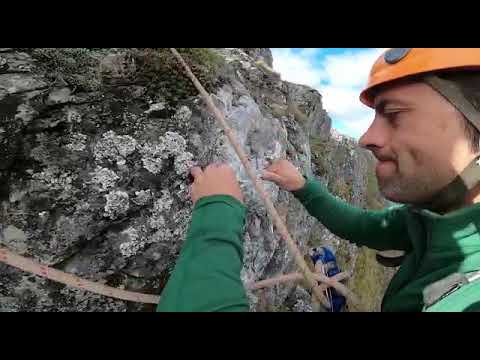Servicio de Montaña, preparación de una práctica para subir a un herido en dos tramos de cuerda.
