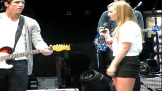 Jonas Brothers Soundcheck Girl sings with Nick   Give Love a Try &amp; Biggest Fan   August 25th, 2010