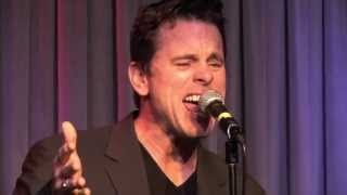 Чарльз Истен поет караоке