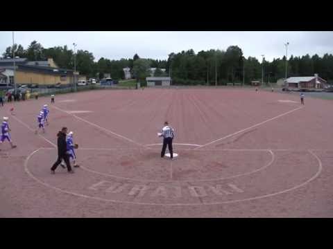 Kuuluttaja sekoilee Suurleirin D-poikien pelisarjan Itä-Lännessä (osa Laura Kuronen)