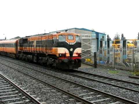 IE 071 Class - 087 departs Kildare