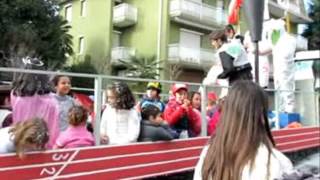 preview picture of video 'Osnago sfilata di Carnevale'
