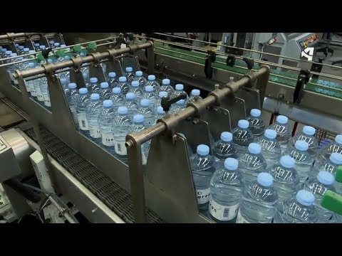 ¿Cómo se embotella agua de un manantial?