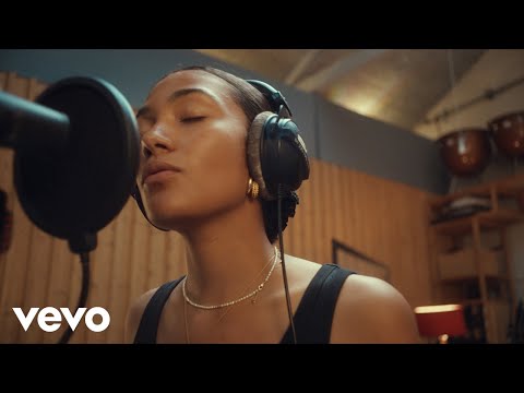 Olivia Dean - Danger (KEF In Studio Session)