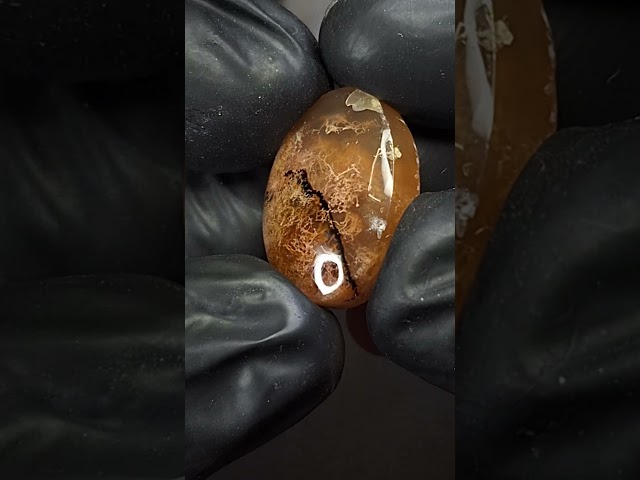 حجر عقيق طبيعي بتشكيل رائع