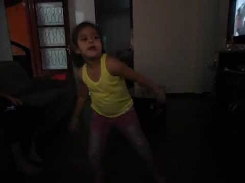 Laura Beatriz cantando Um dia Eu vou Crescer - Pepe Moreno