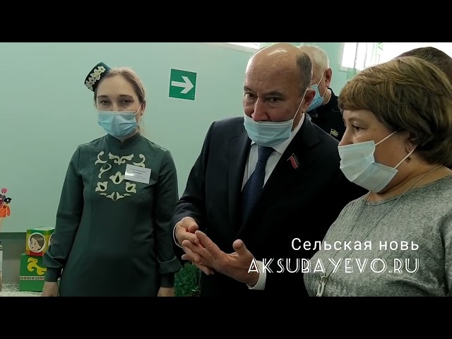 Робот техникасы түгәрәгенә йөрүче Аксубай укучылары Марат Әхмәтовка 3D «Аксубай» символы бүләк иттеләр