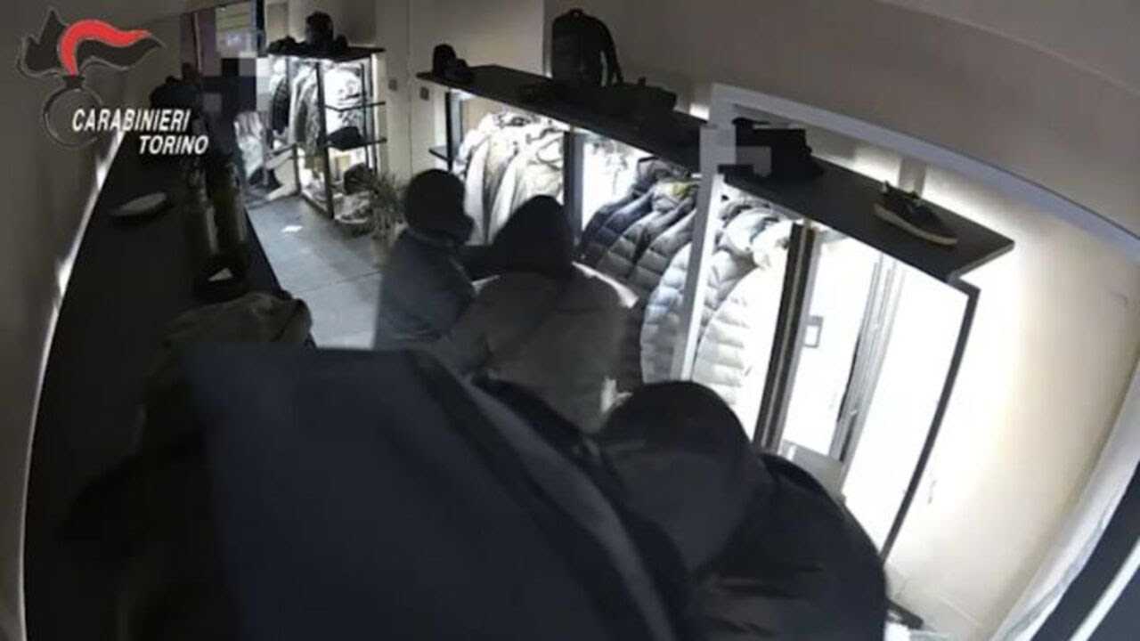Torino, "spaccata" e furto in un negozio: quattro arresti