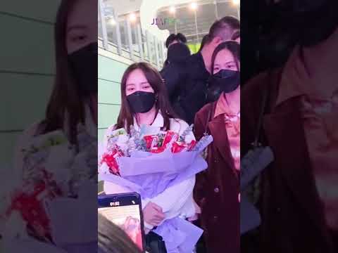 [FANCAM] 王霏霏 Wang Feifei​ and Meng Jia 孟佳 at the airport 王霏霏孟佳